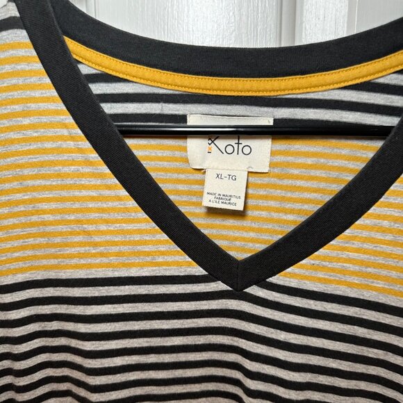 Assorted Set of Three Tee Shirts - Picture 8 of 10